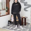 Černá mikina s kapucí a výšivkou abecedy v kontrastních barvách