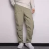 Pánské jednobarevné tkané ležérní kalhoty s rovnými nohavicemi Converse světle šedé zelené